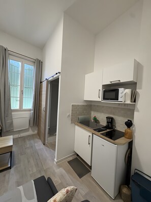 Private kitchen - Cozy Apartment for 2 in the Heart of Beaucaire (Beaucaire)
