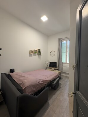 Room - Cozy Apartment for 2 in the Heart of Beaucaire (Beaucaire)