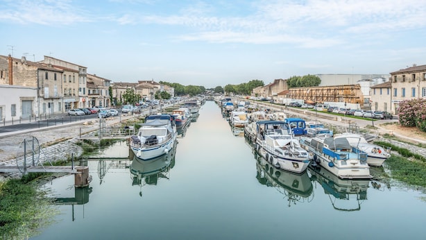 A canal lined with boats, buildings, and a clear sky. - Cozy Studio in Beaucaire Historic Center (Beaucaire)