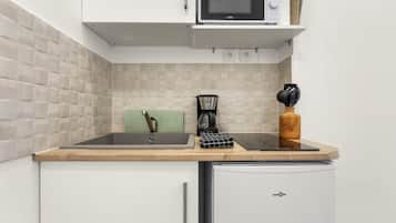Réfrigérateur, micro-ondes, plaque de cuisson, cafetière/bouilloire