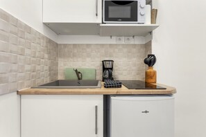 Een koelkast, een microgolfoven, een kookplaat