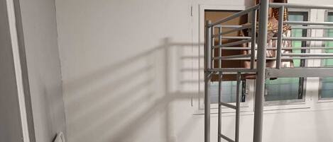 2 bedrooms, iron/ironing board, internet, bed sheets
