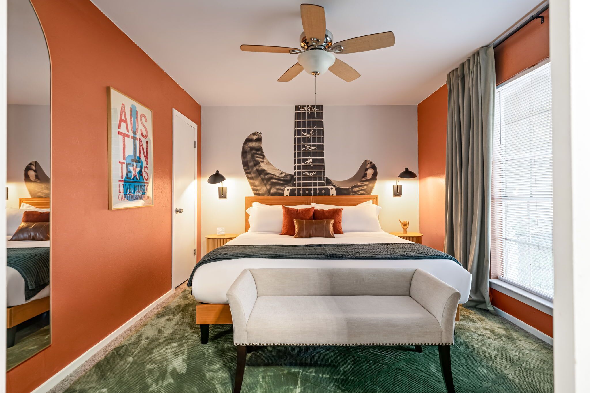 Tabla de planchar con plancha, wifi gratis y ropa de cama 