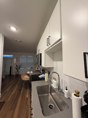 Private kitchen - Cozy studio apartment in peaceful East Austin with AC and gym access (Austin)