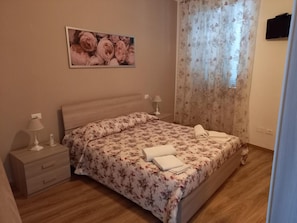 Room - Three-Room Apartment in the Heart of Capoliveri with Terrace and Parking (Capoliveri)