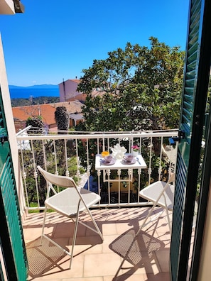 Outdoor dining - Three-Room Apartment in the Heart of Capoliveri with Terrace and Parking (Capoliveri)