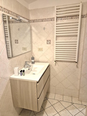 Bathroom - Three-Room Apartment in the Heart of Capoliveri with Terrace and Parking (Capoliveri)