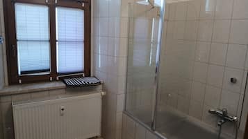 Standard-Apartment, Hügelblick | Badezimmer | Haartrockner, Handtücher, Seife, Toilettenpapier