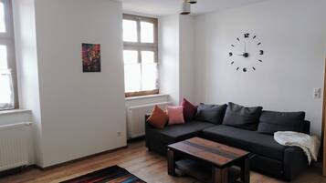Standard-Apartment, Hügelblick | Wohnbereich | Kinderspielzeug