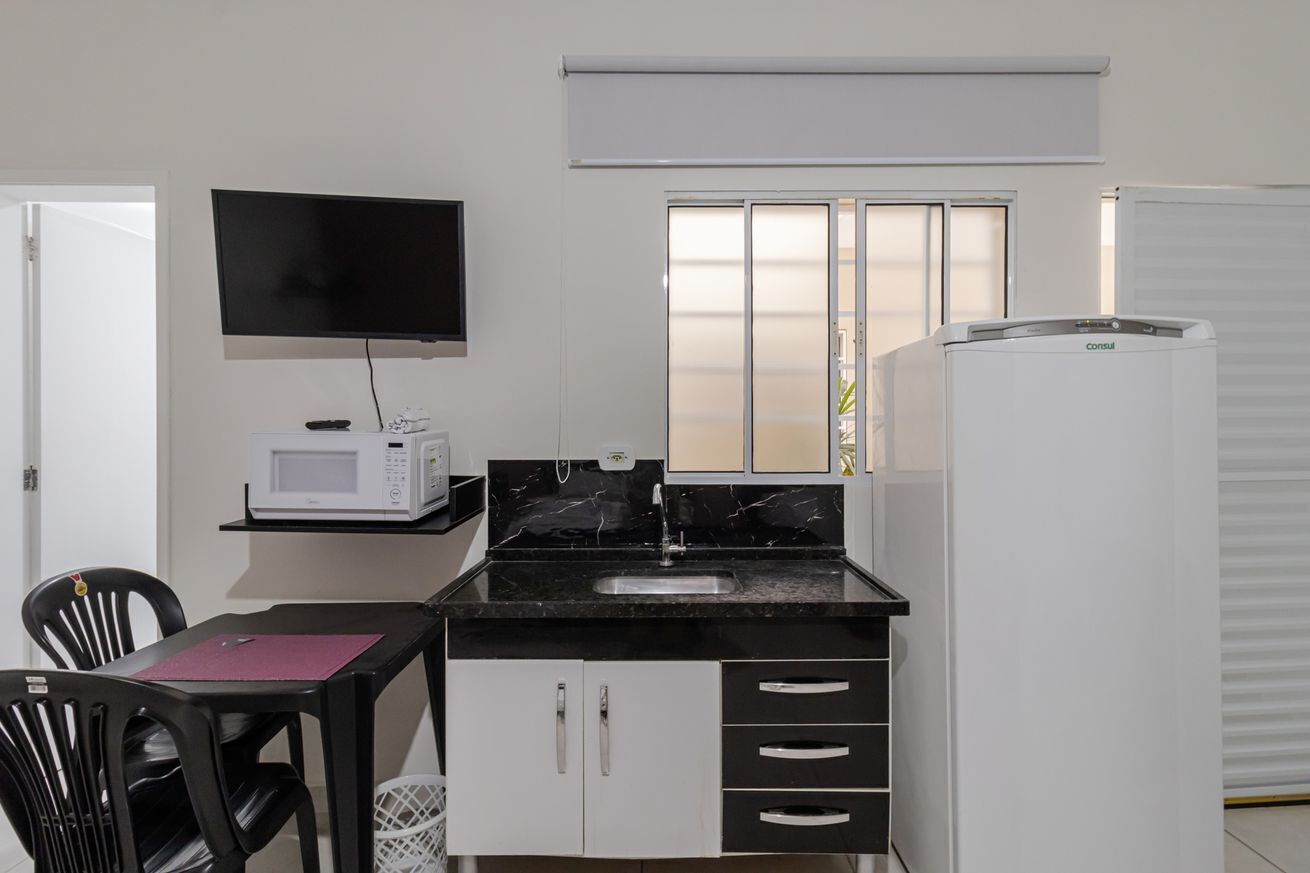 Microwave, cookware/dishes/utensils