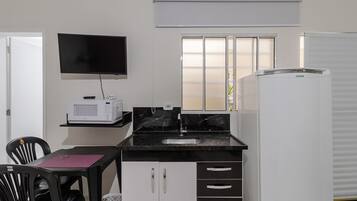 Microwave, cookware/dishes/utensils