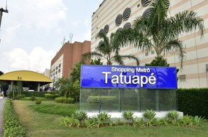 Une enseigne indiquant « Shopping Metro Tatuapé », avec un bâtiment en arrière-plan.