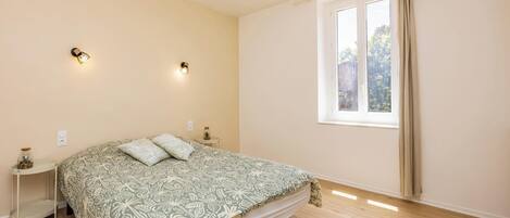 4 bedrooms, iron/ironing board, WiFi