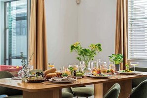 ️✨ A dining experience to remember! This beautifully set table is perfect for gatherings, featuring fresh greenery, artisanal bread, and elegant tableware. Enjoy a cozy meal in a bright & inviting space! #DineInStyle - Themed Villa w/ Pool, Spa, Walk to Water Park (Kissimmee)