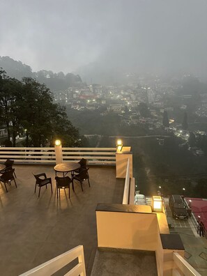 Luxury-Suite, Balkon, Talblick | Speisen im Freien