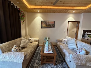 Luxury-Suite, Balkon, Talblick | Wohnbereich