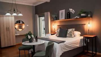 Deluxe tweepersoonskamer, uitzicht op tuin | Een kluis op de kamer, gratis wifi
