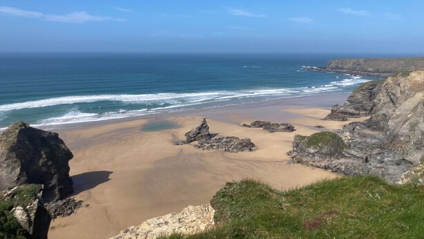 A coastal landscape with a sandy beach, rocky cliffs, and the ocean. - Laundry Cottage: a little piece of heaven in North Cornwall! (Bodmin)