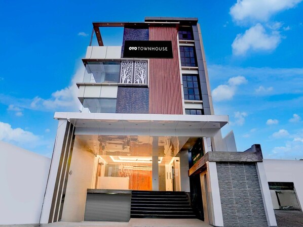 A modern building with a sign reading 'OYO TOWNHOUSE.' - Townhouse Sarnath Temple (Varanasi)