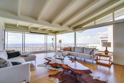 4 Mi to Beach! Ocean-view Group Haven in Honolulu