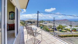 A balcony with a view of a cityscape and a mountain in the distance. - 4 Mi to Beach! Ocean-view Group Haven in Honolulu (Honolulu)