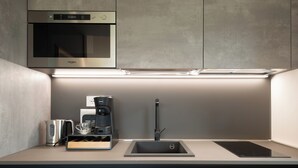 Wasserkocher mit Kaffee-/Teezubehör, Kühlschrank, Mikrowelle, Ofen