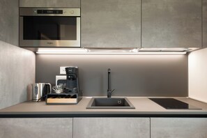 Wasserkocher mit Kaffee-/Teezubehör, Kühlschrank, Mikrowelle, Ofen