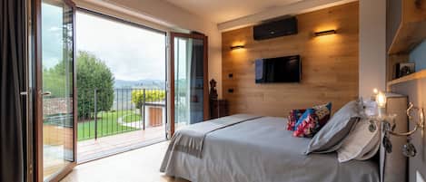 4 bedrooms, in-room safe, desk, iron/ironing board
