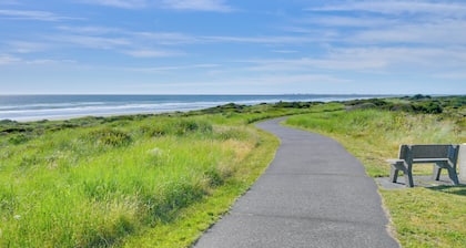 Ocean-view Condo, Hot Tub, Pool, Beach Access