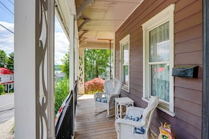 A porch with wicker furniture and a view of the street. - Peaceful Upstate Retreat! Walk to Hudson River (Coxsackie)