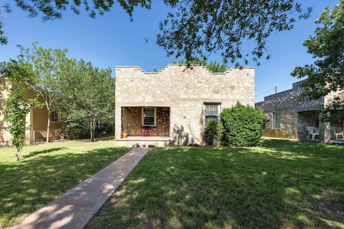 Walk to New Mexico Military Institute! Cozy Escape