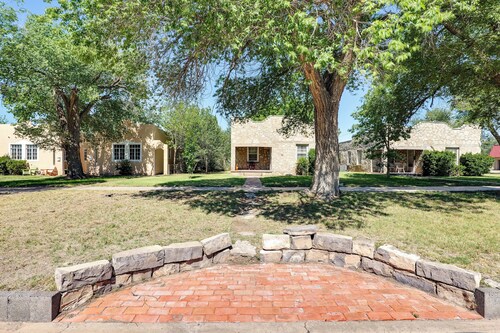 Walk to New Mexico Military Institute! Cozy Escape
