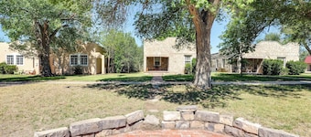 Walk to New Mexico Military Institute! Cozy Escape