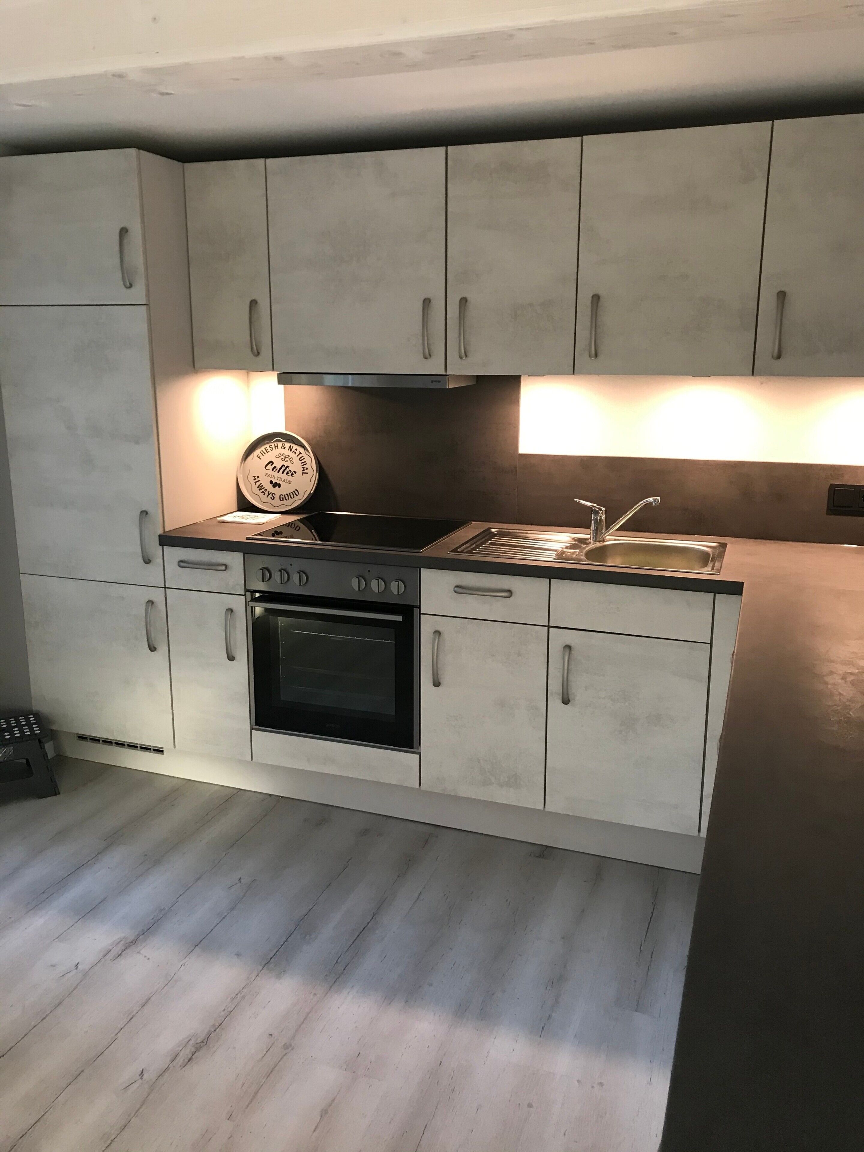 Een koffiezetapparaat/waterkoker, een koelkast, een magnetron, een oven