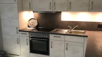 Een koffiezetapparaat/waterkoker, een koelkast, een magnetron, een oven