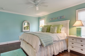 A bedroom with a bed, a ceiling fan, a dresser, and a window with blinds. - 4 Mi to Siesta Key Beach! Spacious Family Getaway (Sarasota)