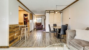 Ein modernes Interieur mit Küche, Essbereich und Wohnbereich.