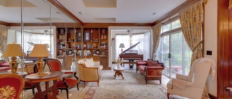 House (5 Bedrooms) | Interior