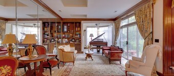 Walk to The Square! Historic Lawrenceburg Home