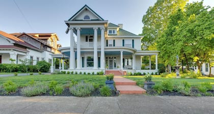 Walk to The Square! Historic Lawrenceburg Home