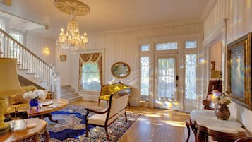 House (5 Bedrooms) | Interior