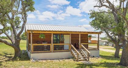 Romantic Wine Country Cabin Near Fredericksburg