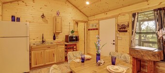 Romantic Wine Country Cabin Near Fredericksburg
