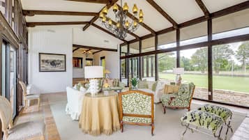 House (5 Bedrooms) | Interior