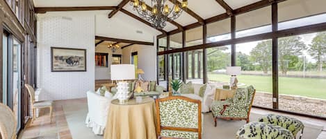 House (5 Bedrooms) | Interior
