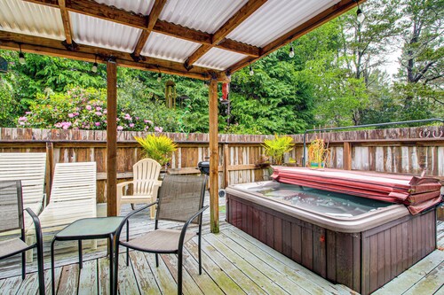 1 Mi to Beach! Lush Florence Retreat w/ Sunroom