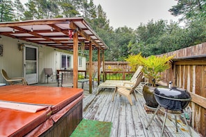 A wooden deck with a hot tub, a grill, and outdoor furniture. - 1 Mi to Beach! Lush Florence Retreat w/ Sunroom (Florence)
