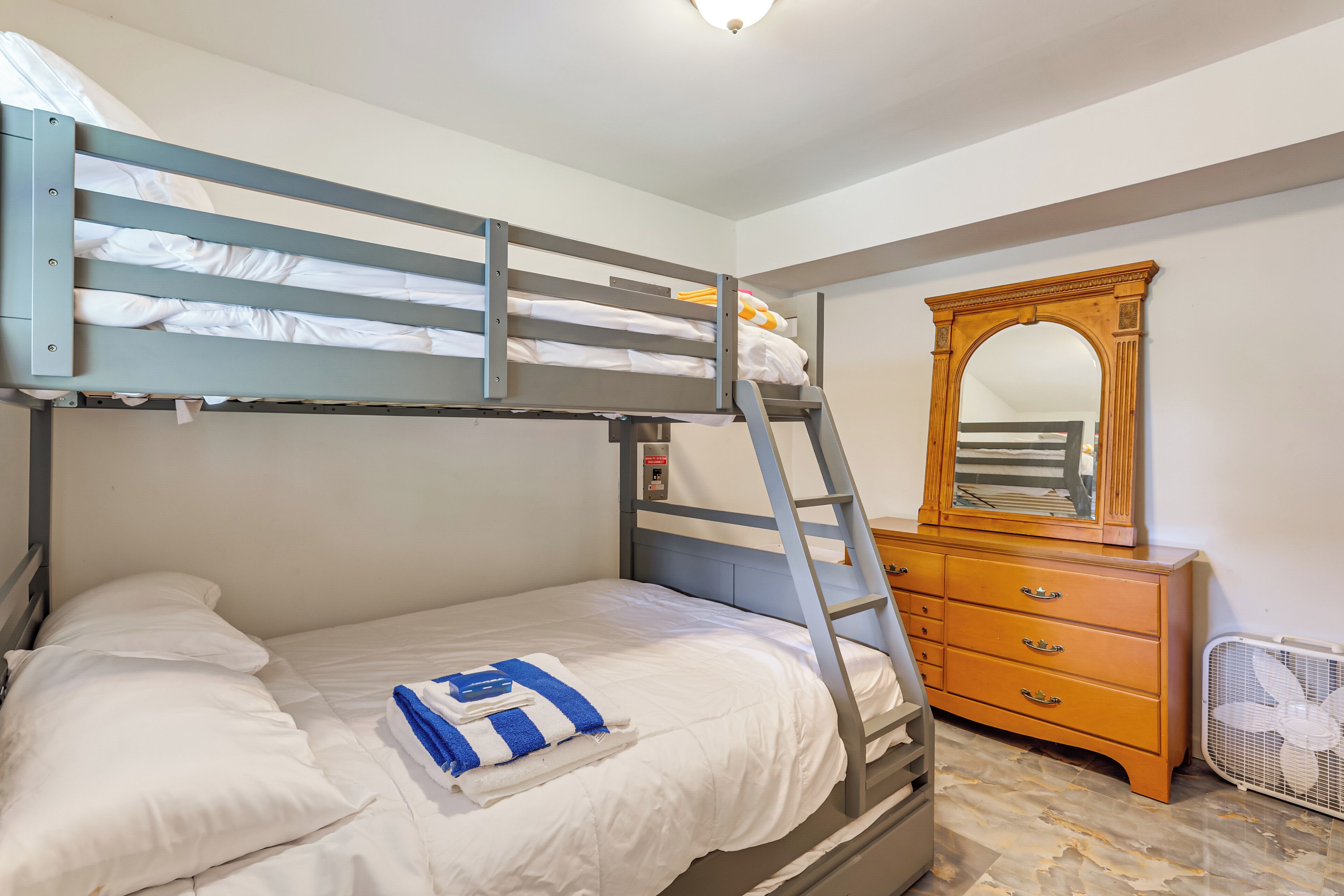 House (5 Bedrooms) | Interior