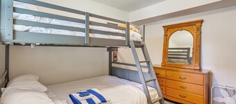 10 Mi to Beach! Group-friendly Bayville Getaway