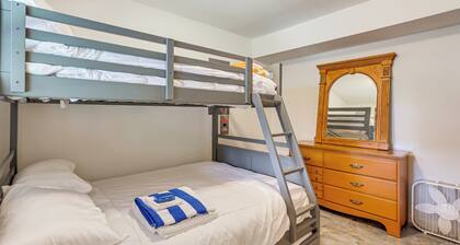 10 Mi to Beach! Group-friendly Bayville Getaway